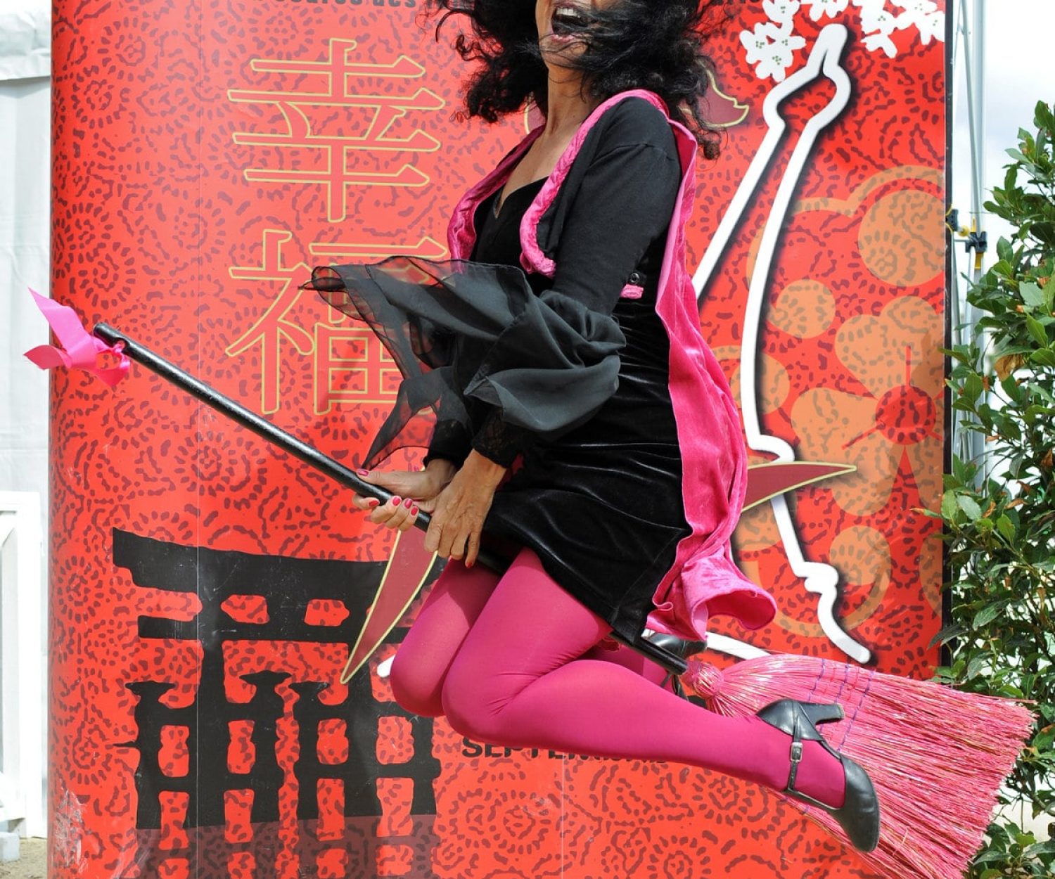 La magicienne Yogane sur son balai à la Parisienne