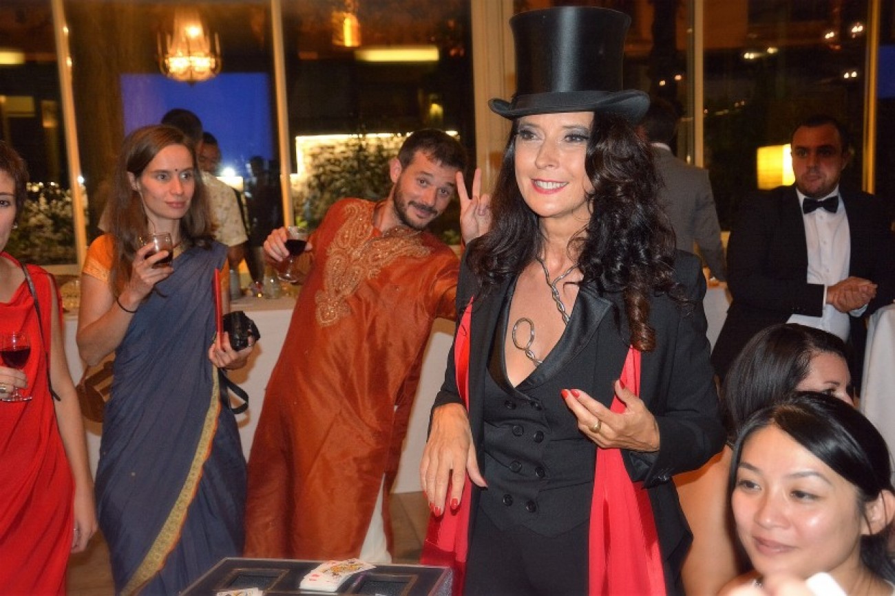 Magicienne Yogane en magie de close up pour mariages et entreprises